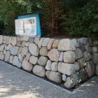 発掘調査地の模擬石垣