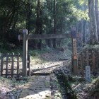 明智長山城大手口跡の模擬冠木門