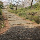 幅広の大手道、左右に東の丸曲輪で狙ってる