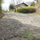 搦手門跡、左右に発掘石垣