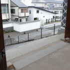門より石段、外を覗う