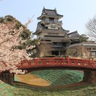 一の曲輪空堀と赤い橋、模擬天守