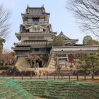 丸馬出、三日月堀から模擬天守を見る