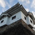 大櫓北西角下より石垣、石落とし、大櫓を見上げる