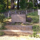 城址公園の石碑と説明板