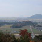 西側の眺望。手前から中島城に丁野山城、右奥に山本山城、奥に浮かぶのは竹生島