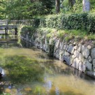 同左い石橋の隣水堀
