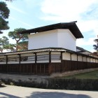 現存書物蔵、陣屋外から塀越しに見る