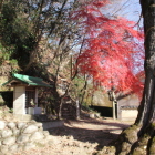 天神社内の登城口、標柱の横