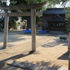 神社鳥居横の城名石碑