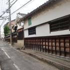 旧熊野街道。長屋門や土蔵が建ち並ぶ