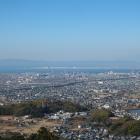 北西尾根の曲輪からの眺望。関西空港の奥には淡路島まで！