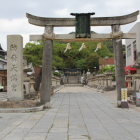 石の鳥居から青銅鳥居を覘いて石段へ