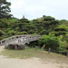 ひょうたん池口に架かる橋と庭園
