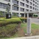 市役所前にある大手門跡石碑と太田道灌立像
