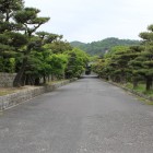 表門を毛利邸導入路松並木と遠く眺める
