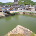 天守台北西角天端より対岸堀端の再開発状況を眺める