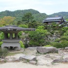 庭園より、大灯籠と本邸