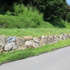 南山裾帯郭の虎口、北側石塁