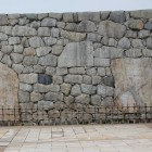 元鉄門桝形正面の鏡石と石垣