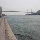 関門海峡と関門大橋、小高い山は門司城