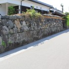 白漆喰土塀が崩れ明治期に石積塀に変えた塀