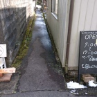 奥に自動販売機があります