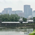 桜田門と後方にそびえる摩天楼