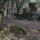 本丸北にある磐座。その先の最北端に曲輪が広がる。
