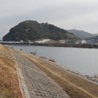 市川の東岸に屹立。南から遠望。