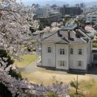 仁風閣と桜を眺める
