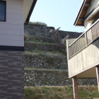 陣屋東側の6段石垣を住宅の隙間より見る