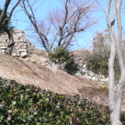 本丸下通路から富士見櫓台、続き石垣を見る