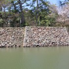 内堀越しに二ノ丸下ノ段東面石垣城塁と桜