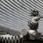 本堂屋根の三つ葉葵丸瓦と唐獅子の飾り瓦
