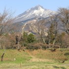 本丸内部より土塁、つぼみ桜越しに白い磐梯山を見る