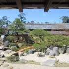 室内より、日本庭園と天守閣を遠望