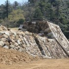 楯蔵跡石垣工事中を同下より見る