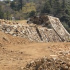 同左より楯蔵跡石垣復元工事を見る