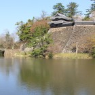 三ノ丸千鳥橋、二ノ丸南櫓、高石垣を内濠越しに