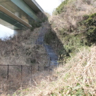 庵原山城先端にNEXCO管理でない階段が有るが？