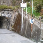 隧道手前の登城口