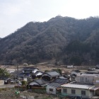 山頂が本丸、天守台。麓正面に御殿石垣。三層の天守があったという。
