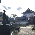 細川忠興と細川ガラシャ像と模擬櫓