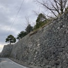 奥の方には算木積みの石垣