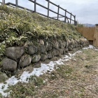 土塁下の石垣