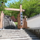 冠木門登城口、左手二ノ丸石垣、白土塀
