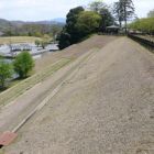 二の丸北下三の丸土塁法面整備、下の堀も綺麗に
