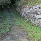 山中御殿側からの山頂の丸登城口石垣