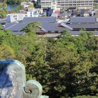 天守閣最上階から公開前の松江歴史館を見る